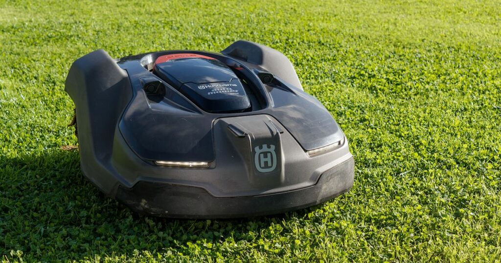 robot tondeuse sur une pelouse