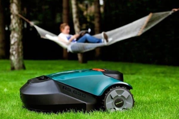 Imaginez-vous en train de vous prélasser dans votre hamac, bercé par le doux mouvement des arbres environnants, tandis que votre pelouse est soigneusement tondue par une tondeuse robot. Vous n'avez rien à faire, sauf vous détendre et profiter du beau temps. Pendant que vous vous relaxez, la tondeuse robot travaille dur pour maintenir votre pelouse à une hauteur uniforme. Les capteurs de la tondeuse la guident sans effort sur votre terrain, évitant les obstacles tels que les arbres, les bordures et les rochers. Vous pouvez donc être sûr que votre pelouse sera impeccablement entretenue, sans effort de votre part. Grâce à la tondeuse robot, vous pouvez passer plus de temps à profiter de votre jardin plutôt que de le travailler. Alors, détendez-vous et laissez la tondeuse robot s'occuper du travail pour vous.